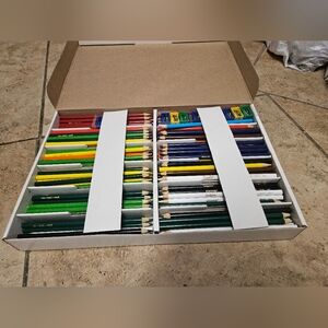 CRAYOLA STANDARD COLOURED PENCILS 3.3MM ASSORTED CLASSPACK Used Condition.